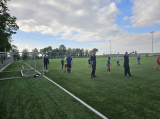 Laatste training S.K.N.W.K. JO10-1 (partijtje tegen de ouders) van woensdag 22 mei 2024 (120/133)